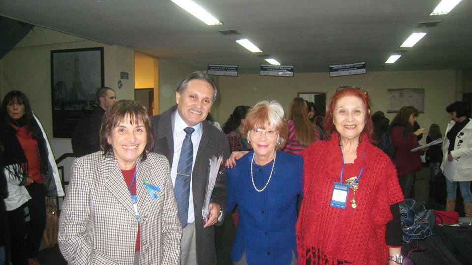 Grupo de personas participando en seminario