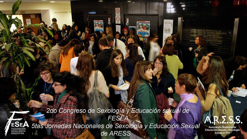 Personas de pie dentro de un salón hablando