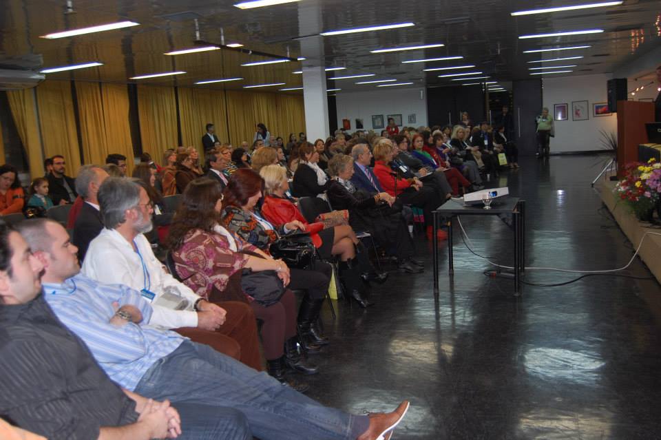 Auditorio colmado de participantes sentados