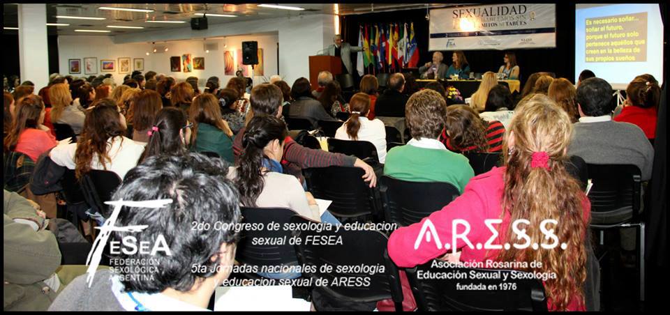 Auditorio colmado de participantes sentados