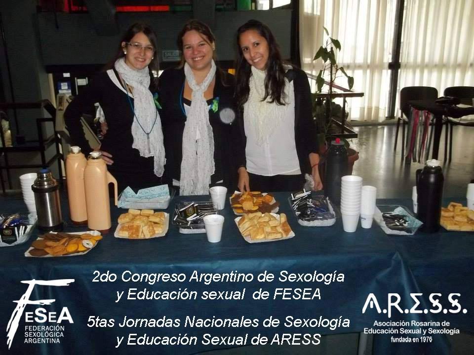 Tres mujeres detrás de un catering