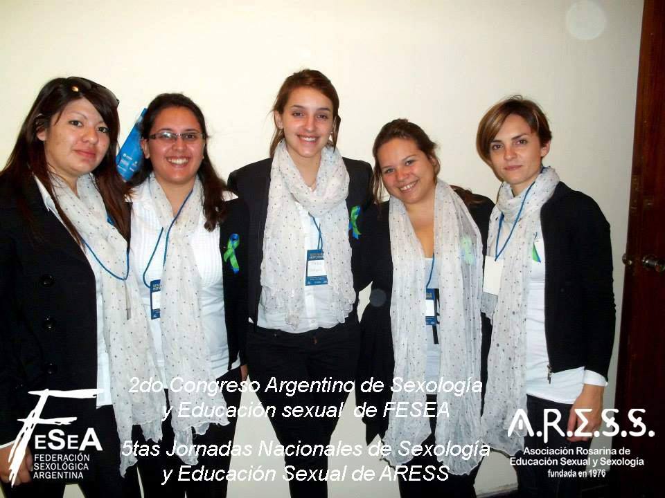 Primer plano de mujeres de pie sonriendo después en congreso