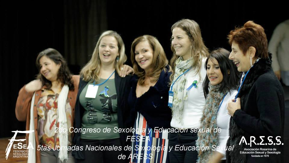 Primer plano de mujeres de pie sonriendo después en congreso