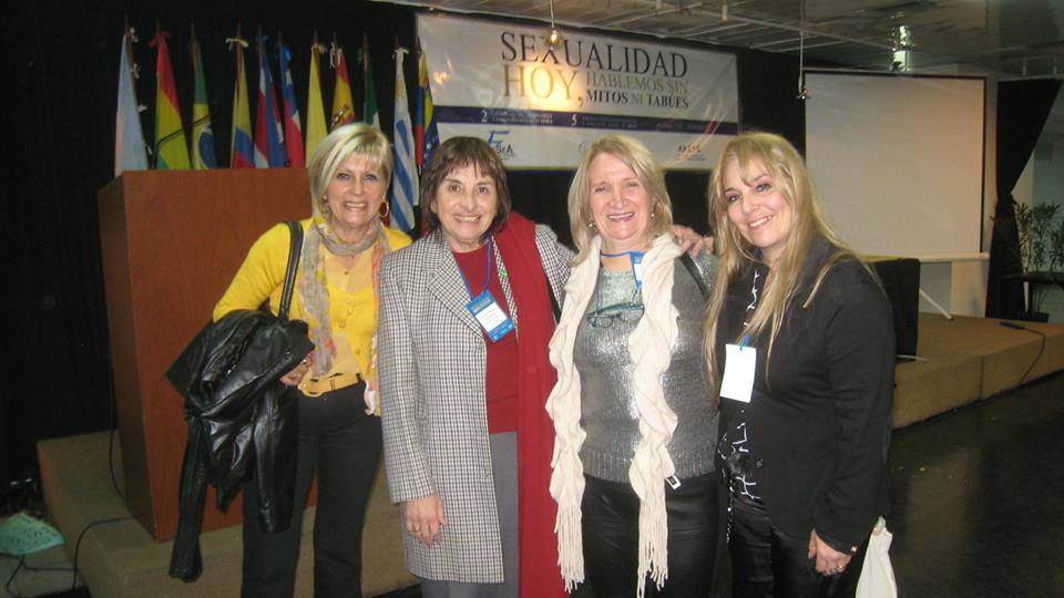 grupo de mujeres de pie