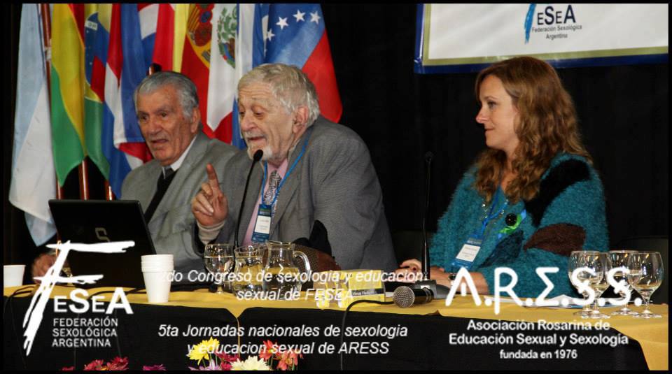 Tres personas detrás de un escritorio exponen en congreso