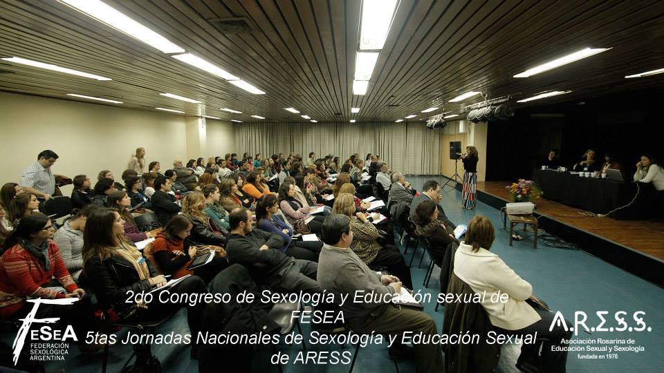 Auditorio colmado de participantes sentados escuchando atentamente