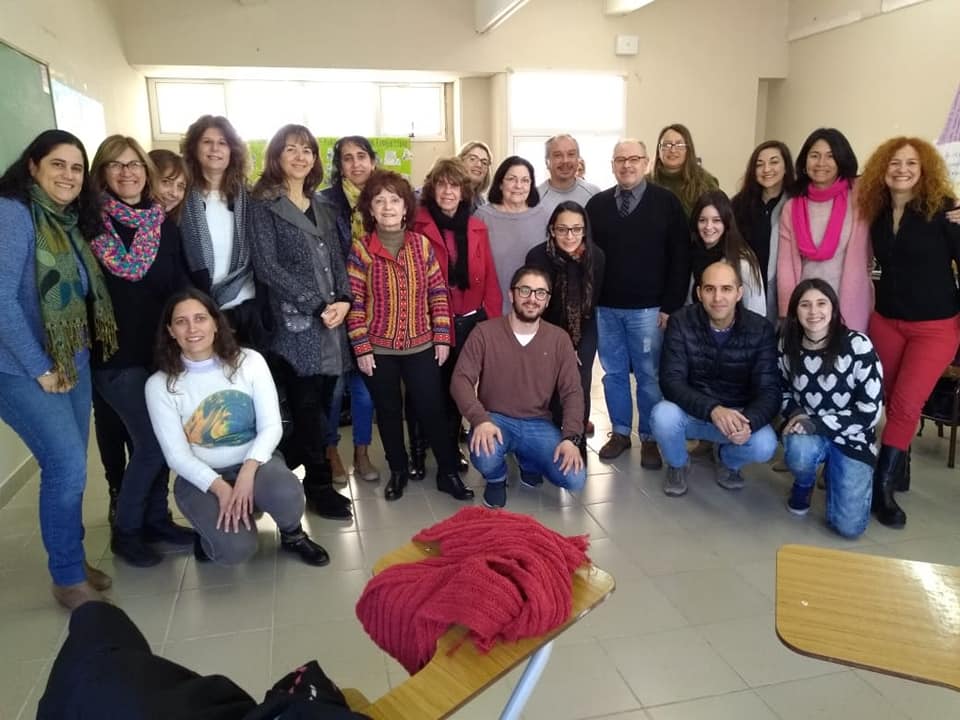 Grupo de personas luego de una capacitación posando para la cámara